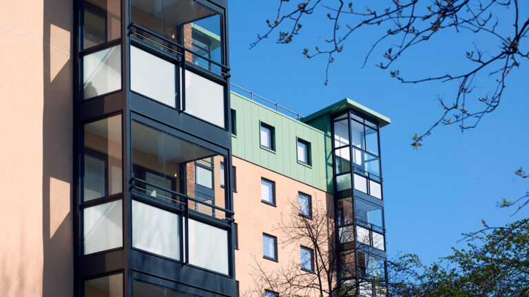 Balkonginglasning med ramlösa viksystemet WD100